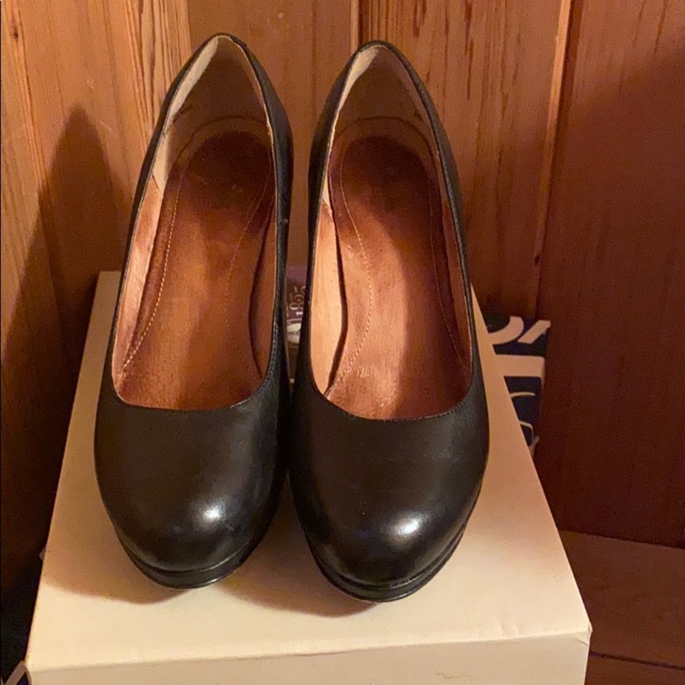 Black leather pumps - SUPER comfortable!